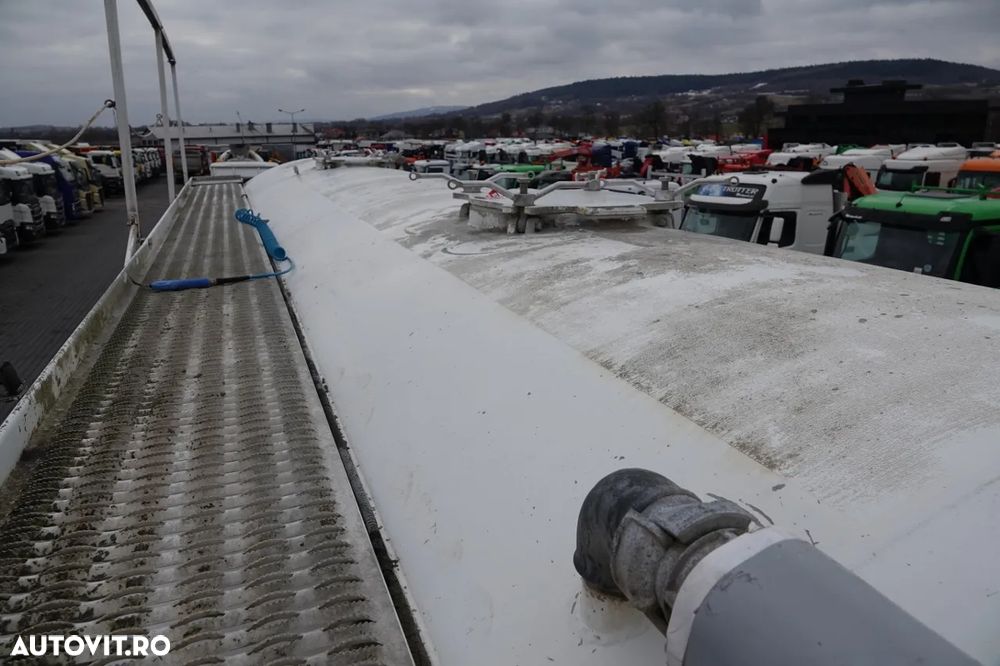 Feldbinder REMORCĂ DE CIMENT / 2 COMPARTAMENTE / 37.000 L / SILOS / PENTRU MATERIALE VRAC / AXIE DE RIFAT / SAF / JANTE DE ALIE - 16