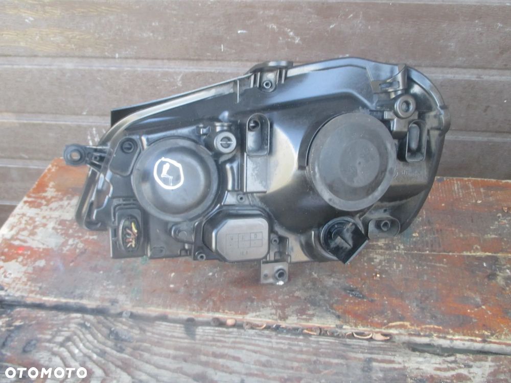 Lampa prawa Polo 4 Hella Europa - 2
