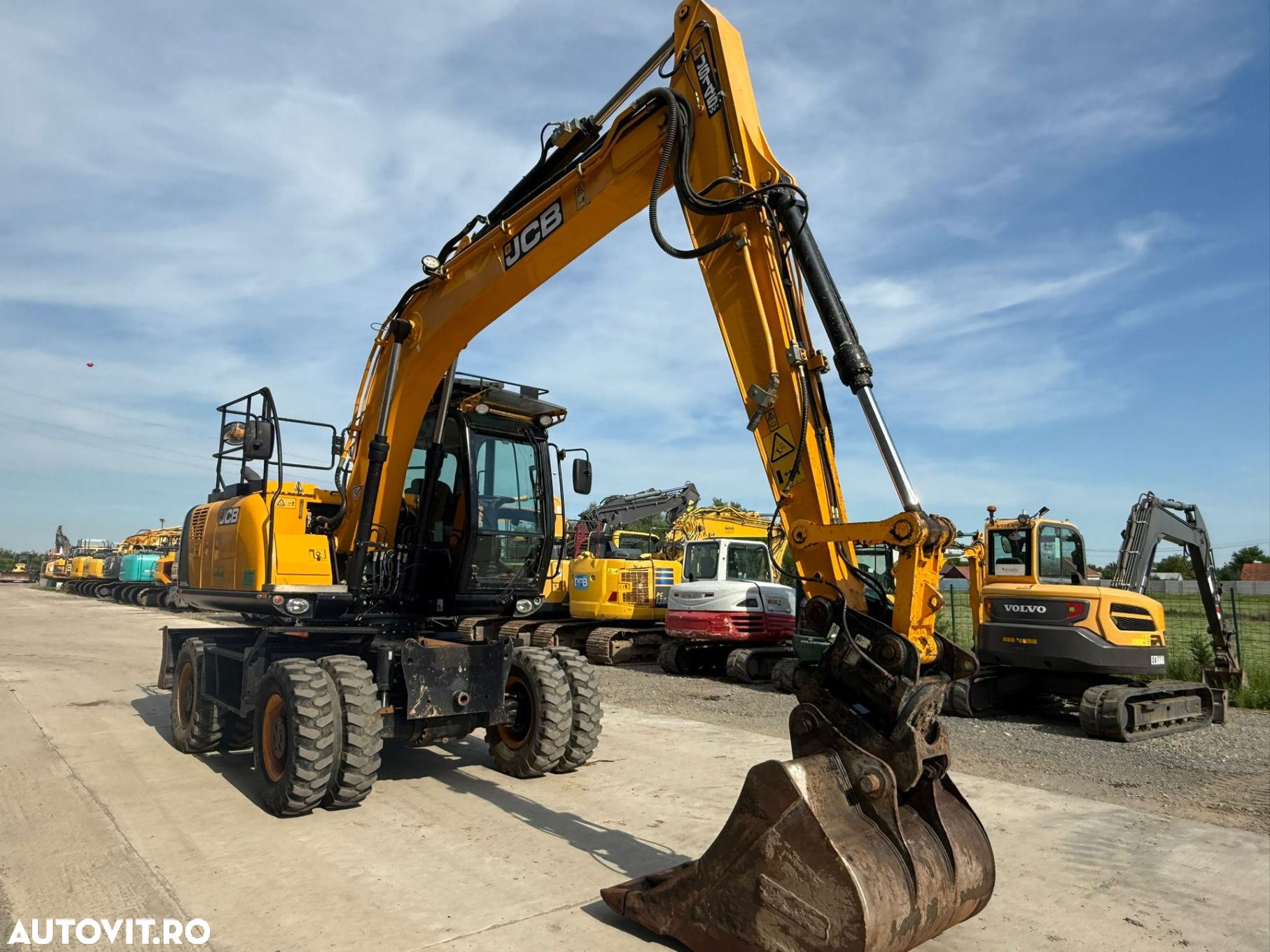 JCB JS 145 Excavator pe Roti - 7