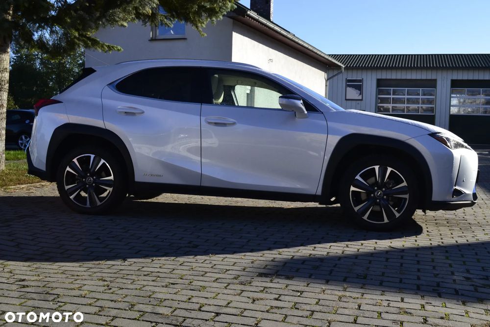 Lexus UX - 4