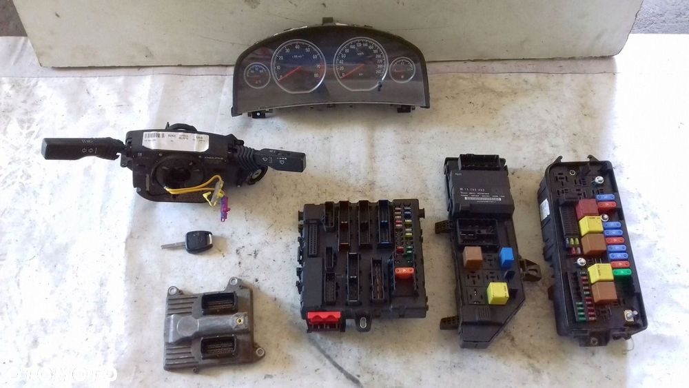 KOMPUTER 55558138 5WK91105 ZESTAW IMMO OPEL VECTRA C 2.2 DIRECT 02- - 1