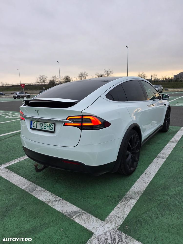 Tesla Model X - 8