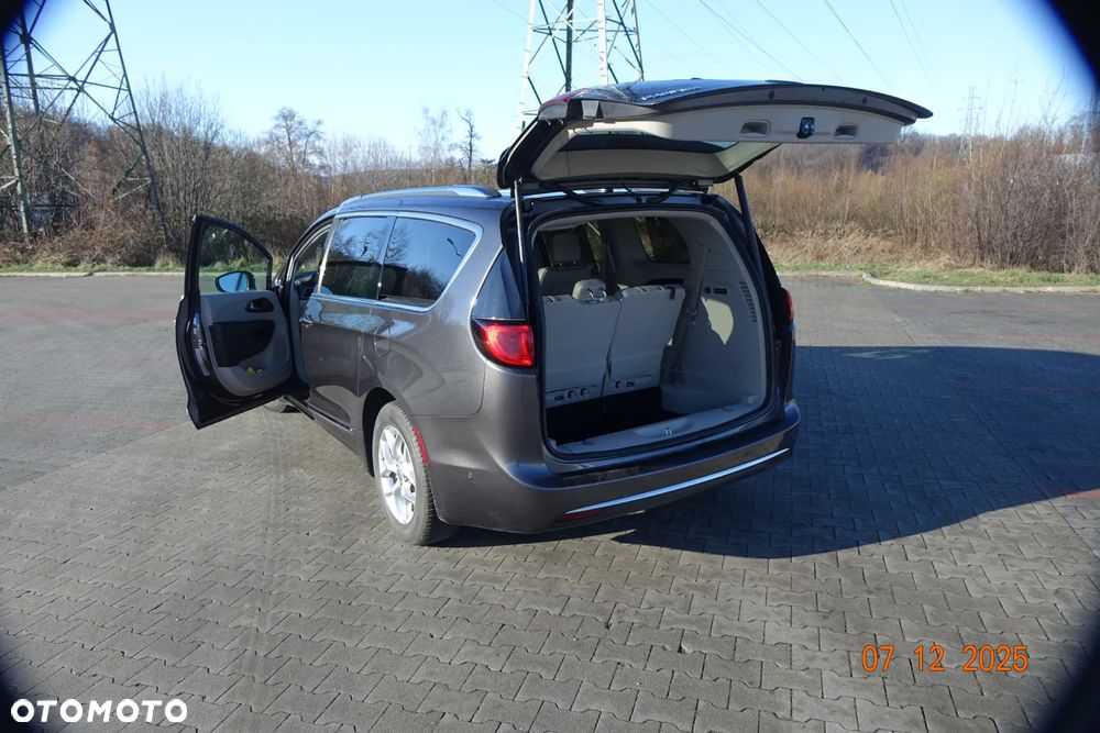 Chrysler Pacifica - 2