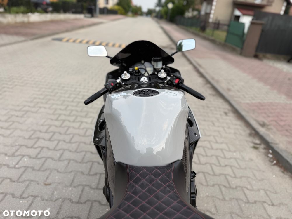 Yamaha R1 - 18