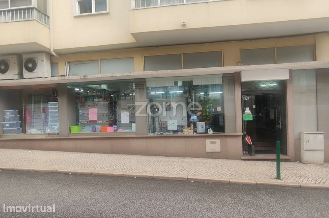 Loja com grandes montras junto ao Mercado de Algés - Grande imagem: 2/33