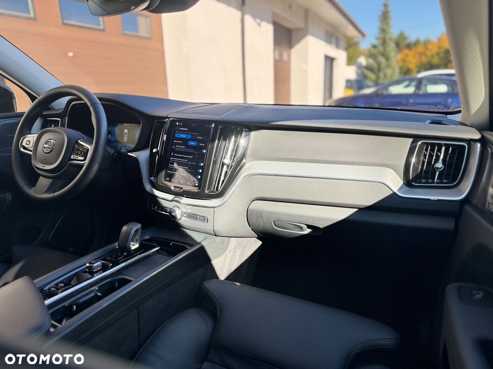Volvo XC 60 B4 D Plus Dark - 27