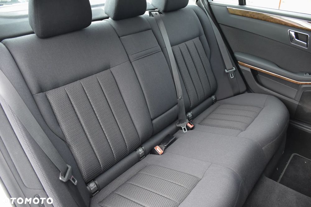 Mercedes-Benz Klasa E 200 BlueEFFICIENCY 7G-TRONIC Elegance - 33