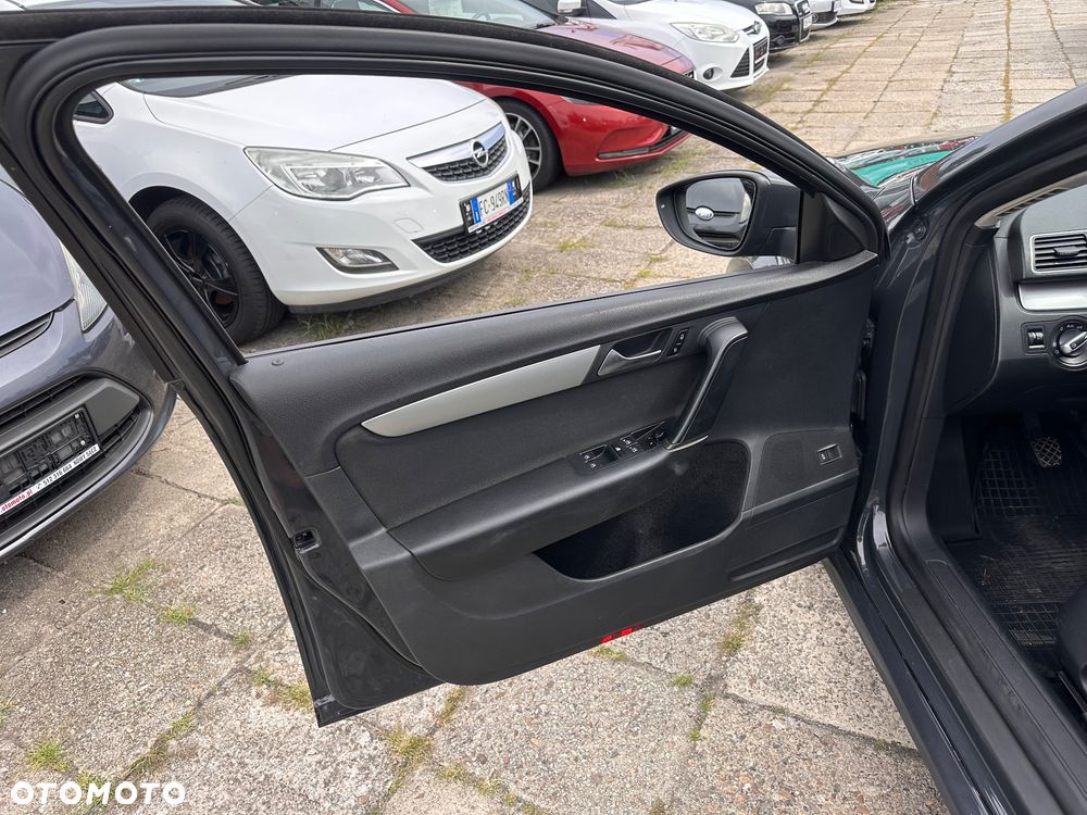 Volkswagen Passat 2.0 TDI Comfortline R-Style - 21
