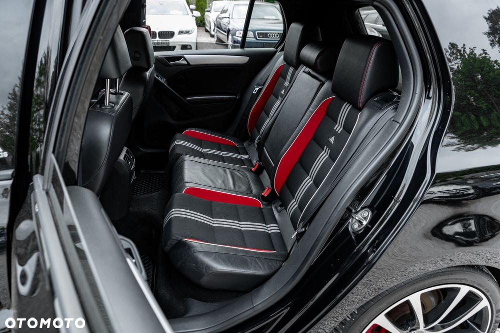 Volkswagen Golf 2.0 GTI adidas - 32