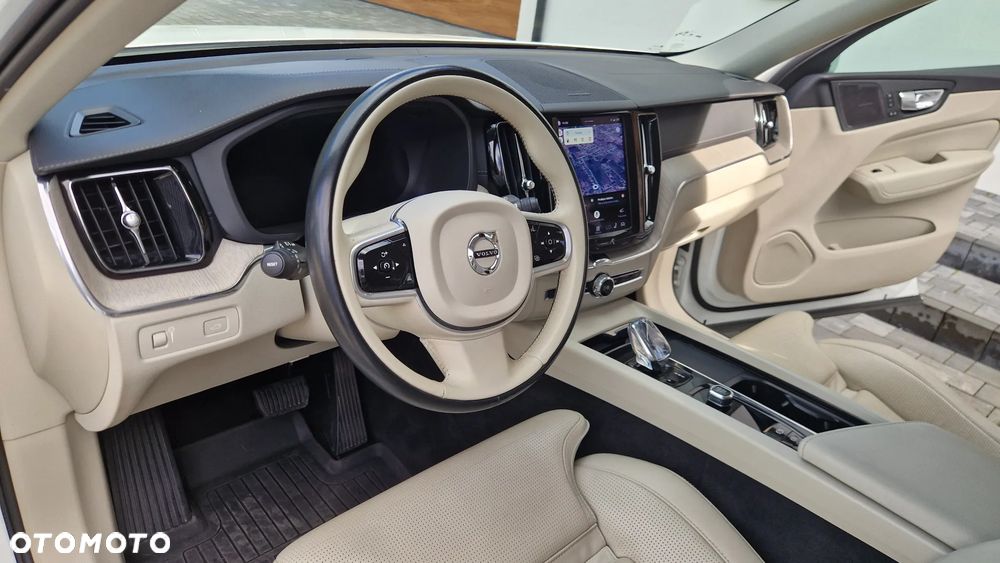 Volvo XC 60 B5 B AWD Momentum Pro - 17