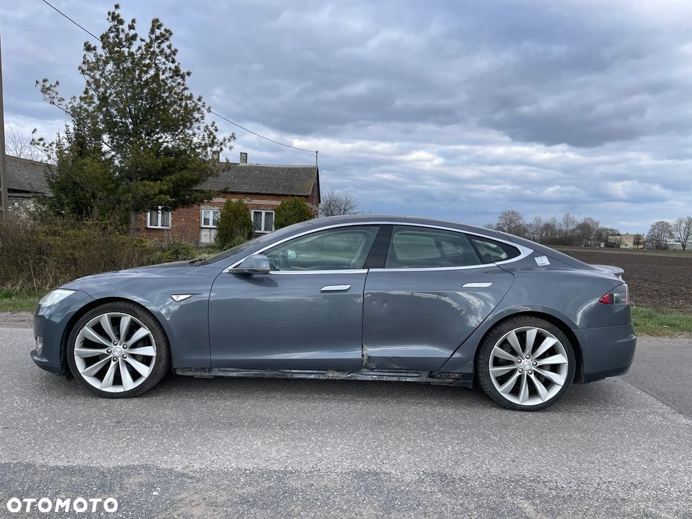 Tesla Model S - 6