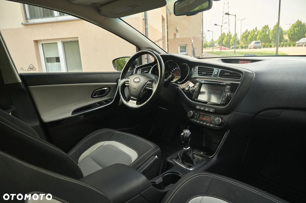 Kia Ceed 1.6 CRDi 128 Platinum Edition - 29