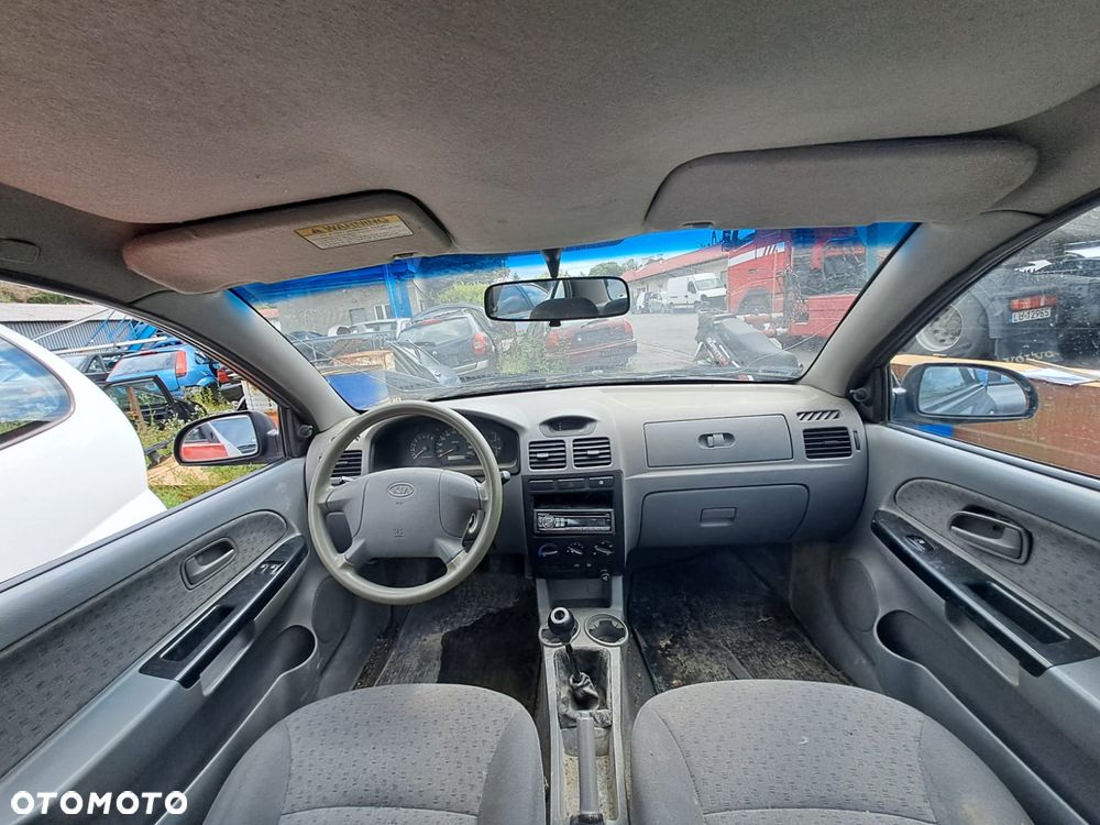 Kia Rio DC (02-05r.) 1.3 B 81 KM. Silnik AUB Skrzynia ETC lakier 1C/A5C .Cały na części.GWARANCJA !!! Przód Tył Zestaw Komplet Drzwi Klapa Zderzak Błotnik Maska Grill Atrapa Szyba Pas Lampa Lusterko Boczki Fotel Kanapa Kokpit Deska Rozdzielcza Przełącznik Włącznik Sterownik Przewody Wiązka Instalacja Moduł Komputer Czujnik Listwa Pompa Alternator Wtryski Głowica Rozrusznik Kompresor Sprzęgło Dwumas Silnik Skrzynia ABS Klimatyzacji Paliwa Wspomagania Kolektor Turbina Przepustnica Zawór Chłodnica Koło Hak Belka Sanki Zawieszenie Mcpherson Półoś Amortyzator Wydech Tłumik Zacisk Most - 6