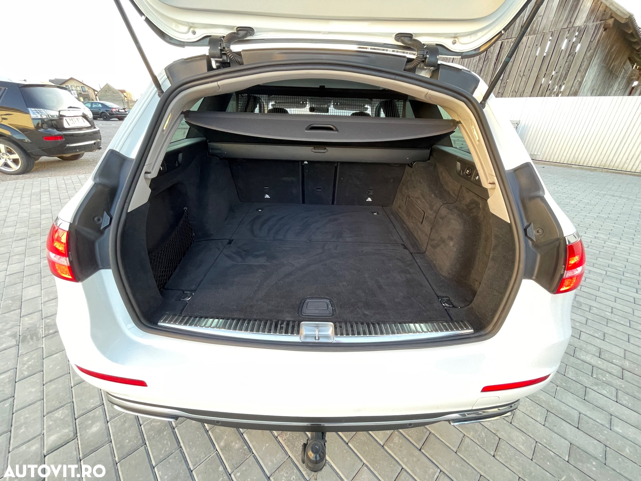 Mercedes-Benz E 220 d 4Matic T 9G-TRONIC Avantgarde - 7