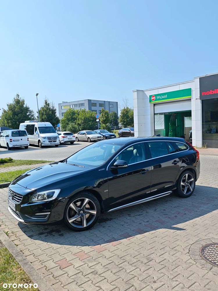 Volvo V60 D6 AWD Plug-in Hybrid R-Design Summum - 1