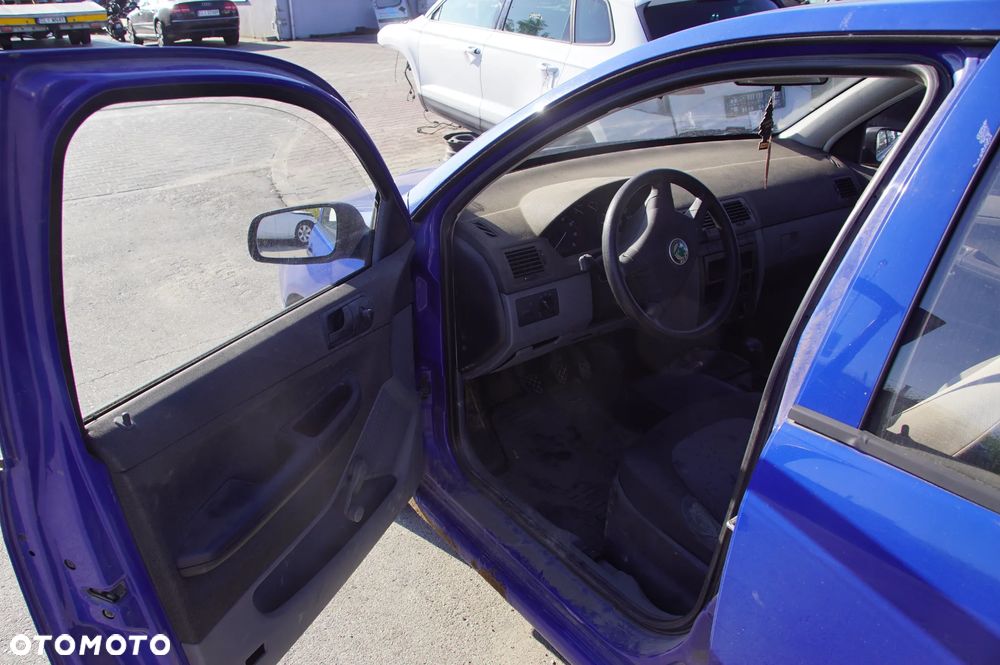 Auto na części - Skoda Fabia I 1.2 12V 64 KM AZQ GSB LF5K 2004R Silnik Skrzynia Błotnik Drzwi Szyba Lampa Lusterko Klapa Maska Deska Kokpit Sterownik Moduł Czujnik Licznik - 9