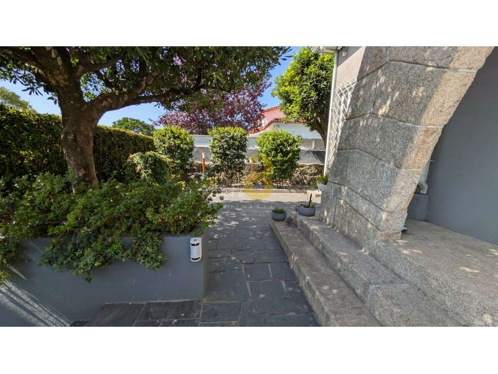 Moradia T3 de 3 frentes com jardim e garagem para 2 carros - Grande imagem: 2/29