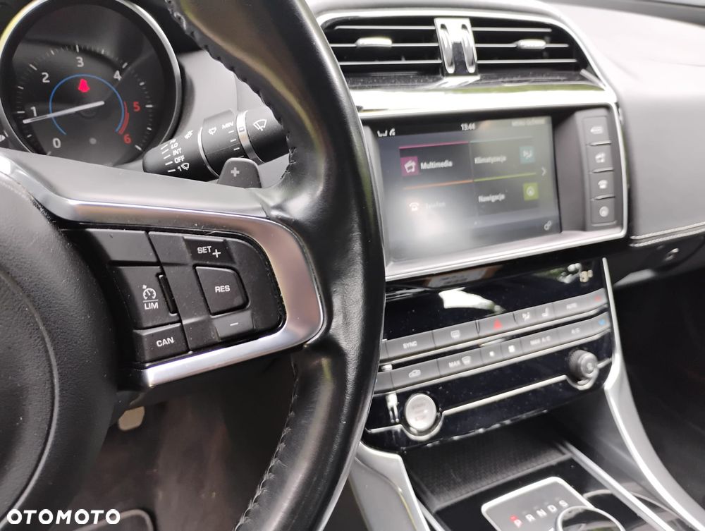 Jaguar XE 2.0 D AWD R-Sport - 18
