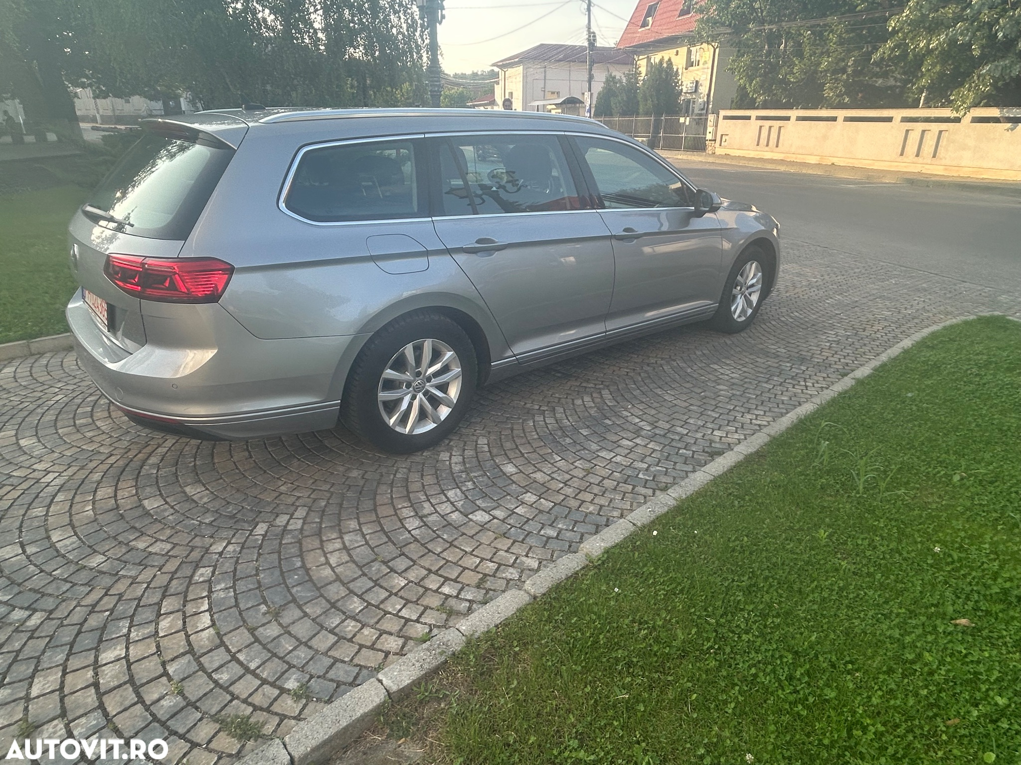 Volkswagen Passat Variant 1.6 TDI (BlueMotion Technology) DSG Comfortline - 4