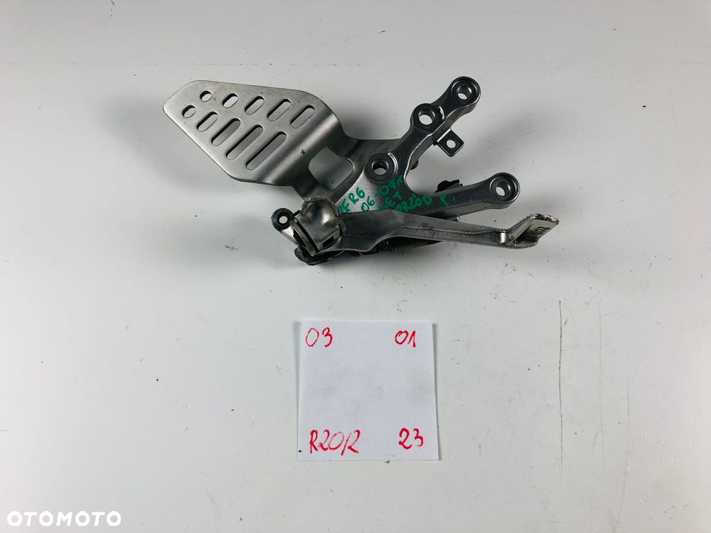 Yamaha YZF R6 06-07 set przedni podnóżek kierowcy prawy