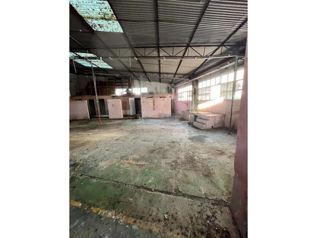 ARRENDAMENTO:
Armazém com 800m2, na Quinta do Figo Maduro - Prior ...