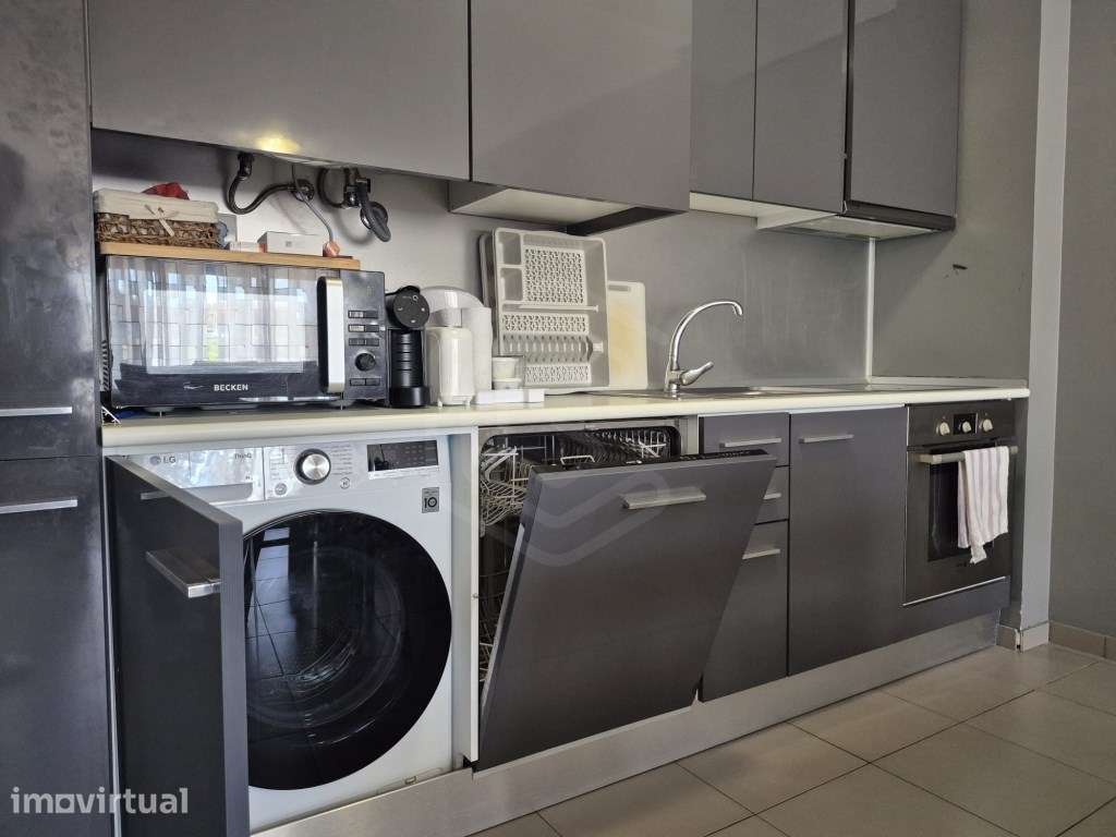 Apartamento T2 em condomínio com piscina na Praia da Rocha, Portimão - Grande imagem: 4/37