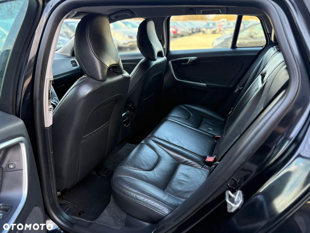 Volvo V60 D6 AWD Plug-in Hybrid Momentum - 10