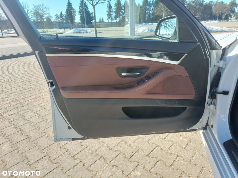 BMW Seria 5 528i xDrive Sport-Aut Modern Line - 7