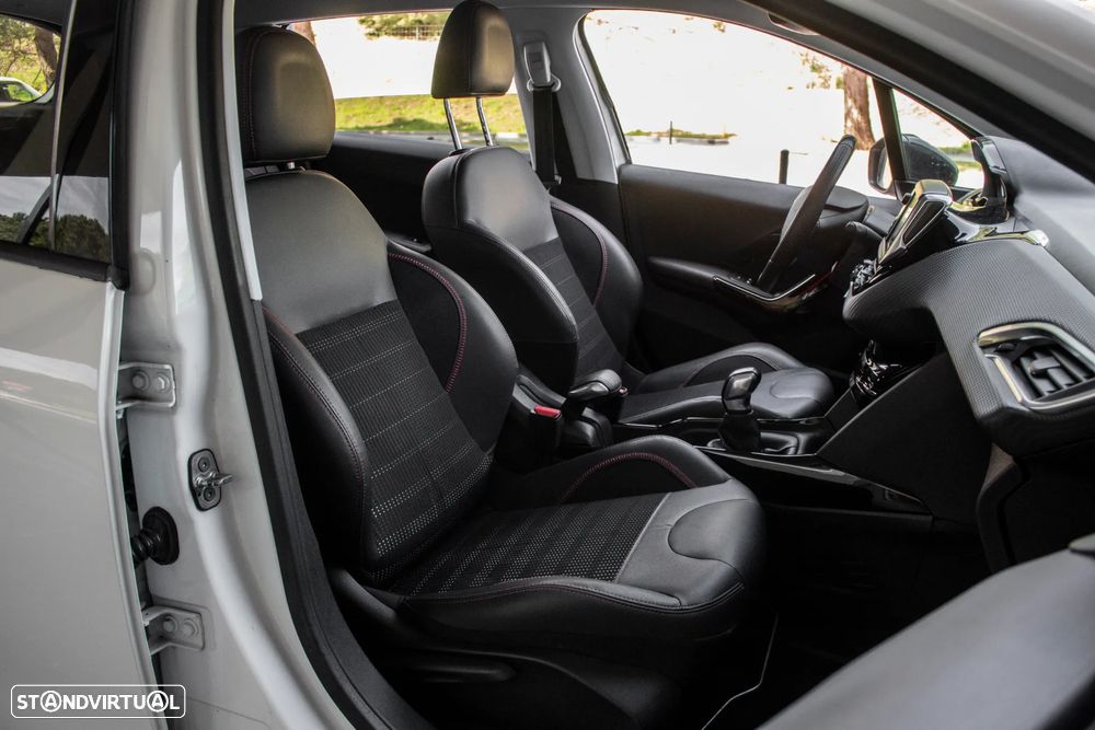 Peugeot 2008 1.2 PureTech GT Line - 23