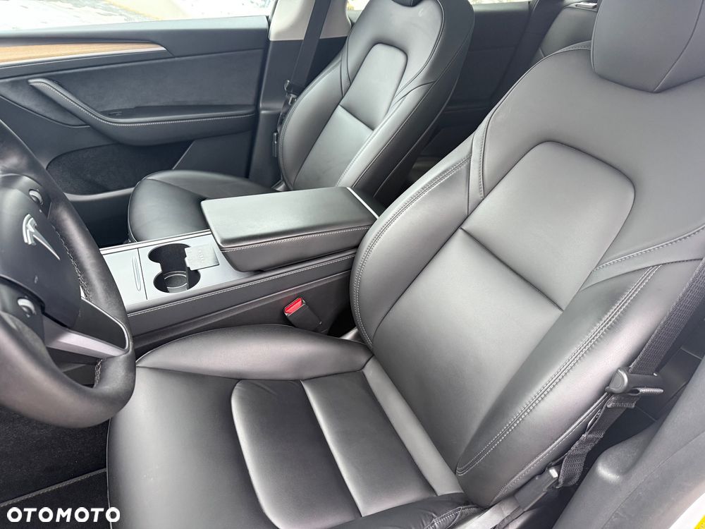 Tesla Model Y Long Range AWD - 31