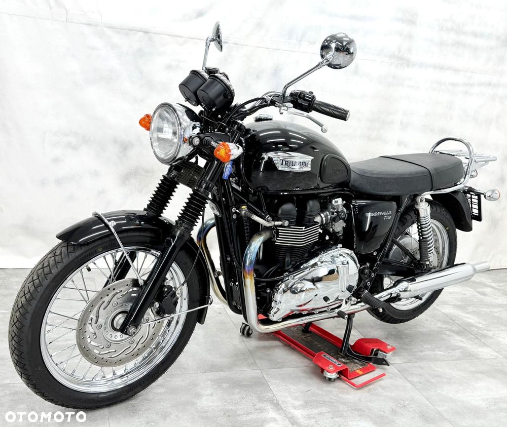 Triumph Bonneville - 1