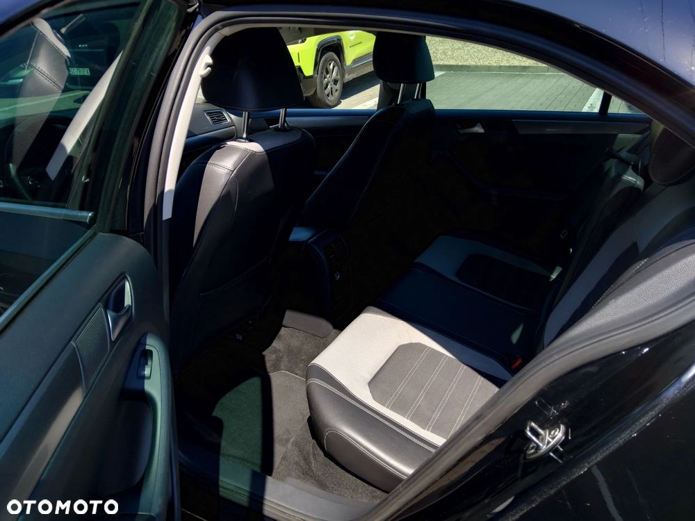 Volkswagen Jetta 2.0 TDI Highline - 22