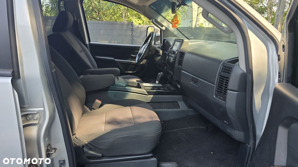 Nissan Titan 5.6 V8 LE Crew Cab - 23