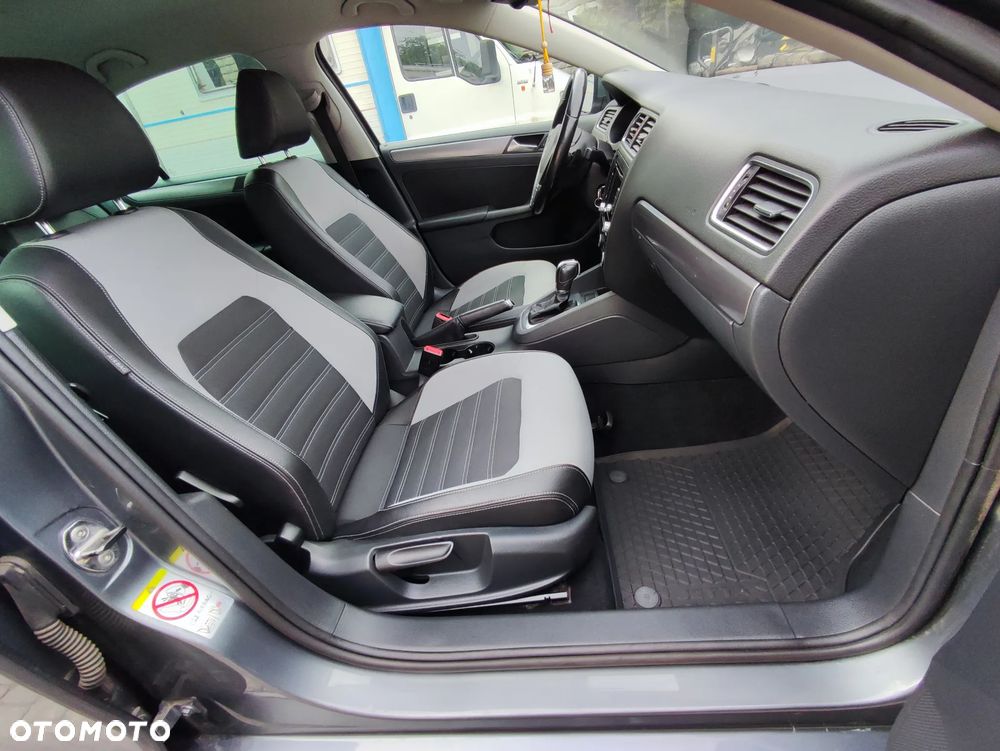 Volkswagen Jetta 2.0 TDI Highline DSG - 30