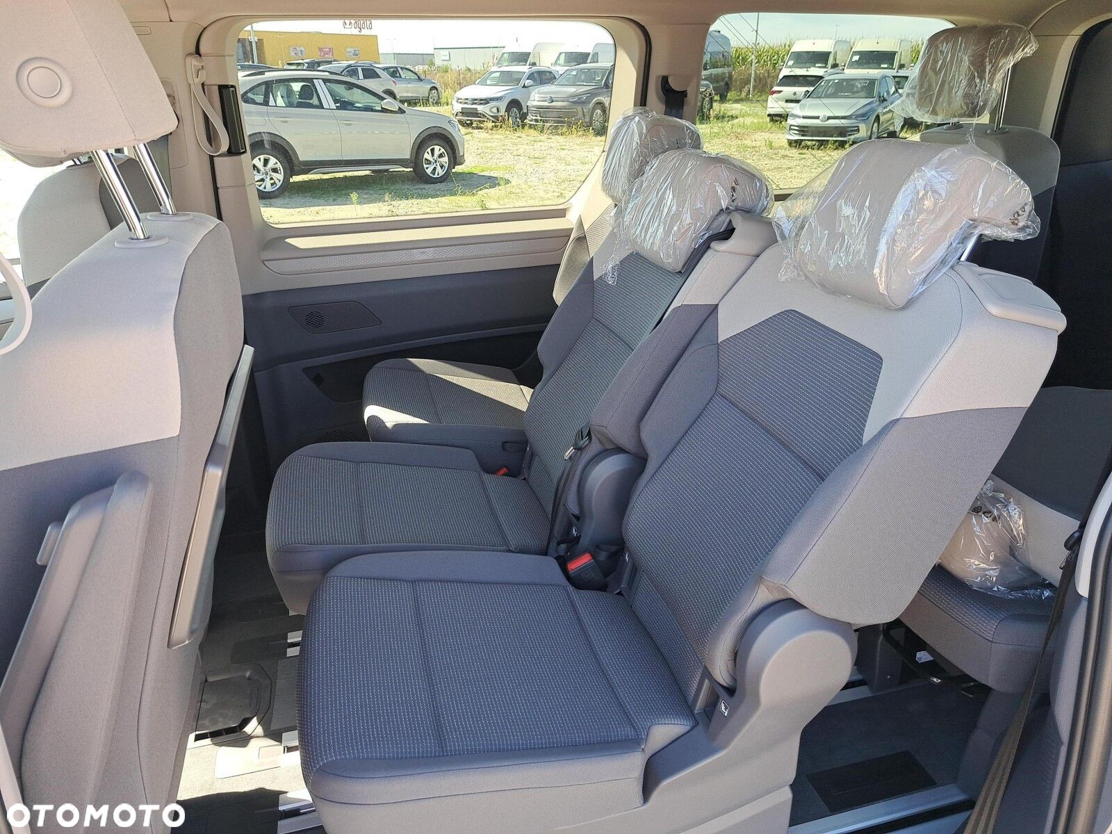Volkswagen multivan Family L2 silnik: 2,0 l TDI SCR 150 KM / skrzynia biegów: 7-biegowa DSG rozstaw osi: 3124 mm - 16