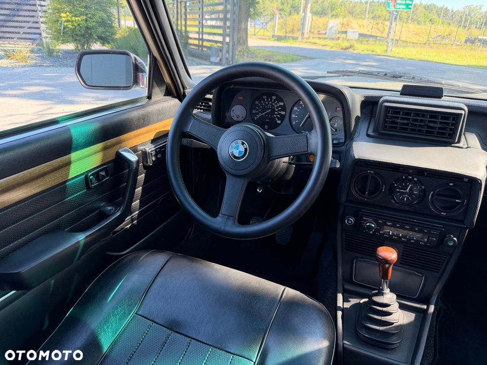 BMW Seria 5 528 i - 33