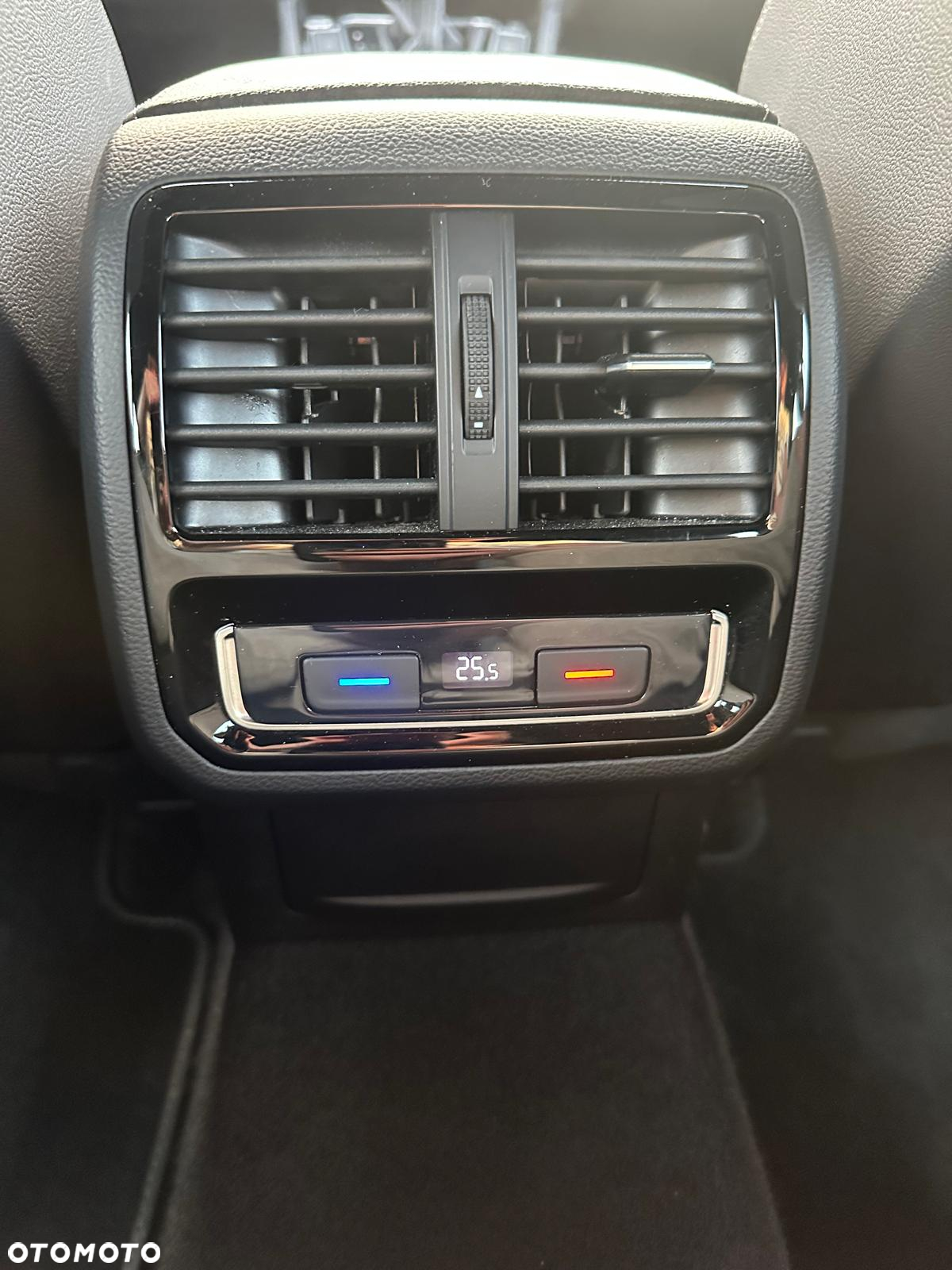 Volkswagen Passat Variant 2.0 TDI SCR DSG R-Line - 20