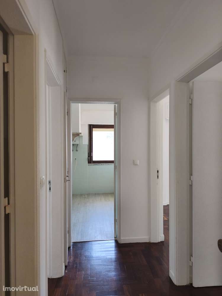 T2 Linda-a-Velha, Zona dos Correios, Bem conservado, Com varanda. - Grande imagem: 5/24