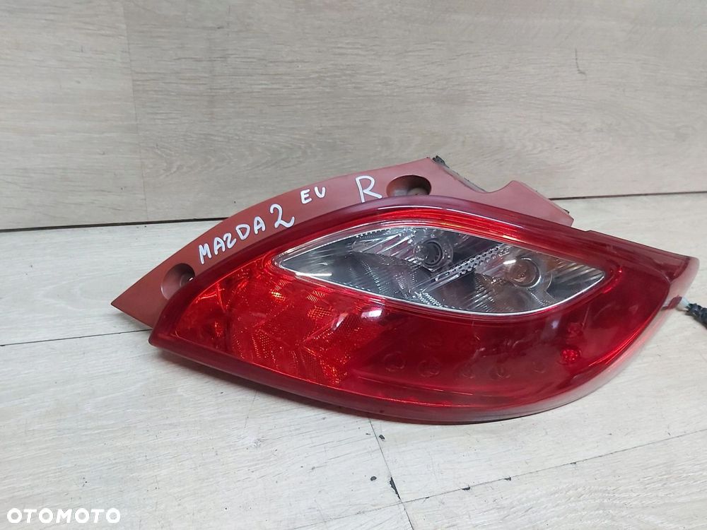 MAZDA 2 II DE lampa prawy tył - 2