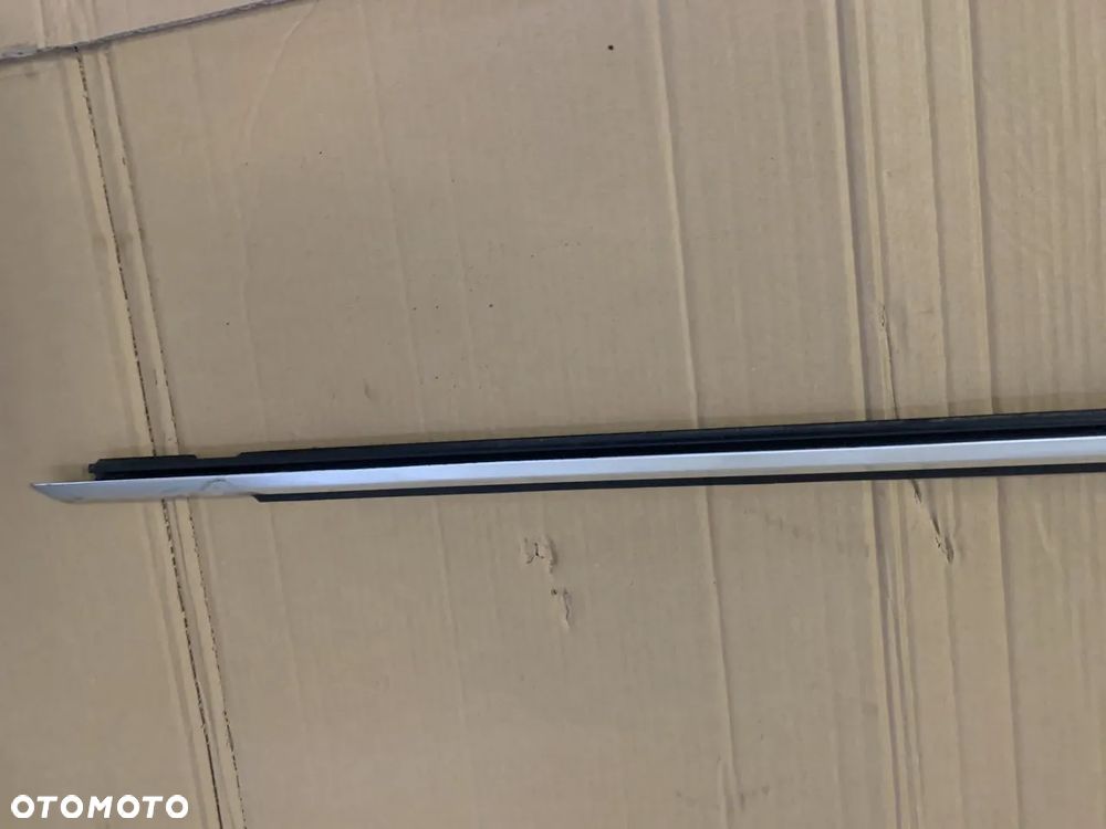 Listwa zgarniająca drzwi szyby prawy przód przednia prawa chrom VW EOS 1Q0853956D - 3
