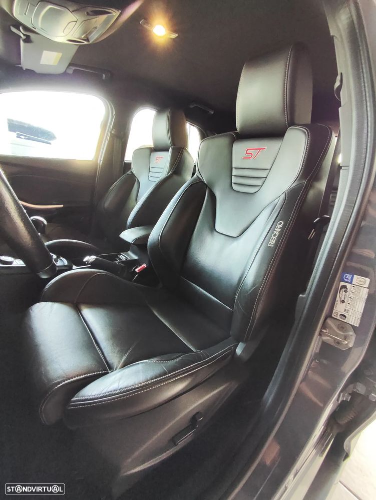 Ford Focus 2.0 EcoBoost ST c/ Pack Pele Desportiva - 27
