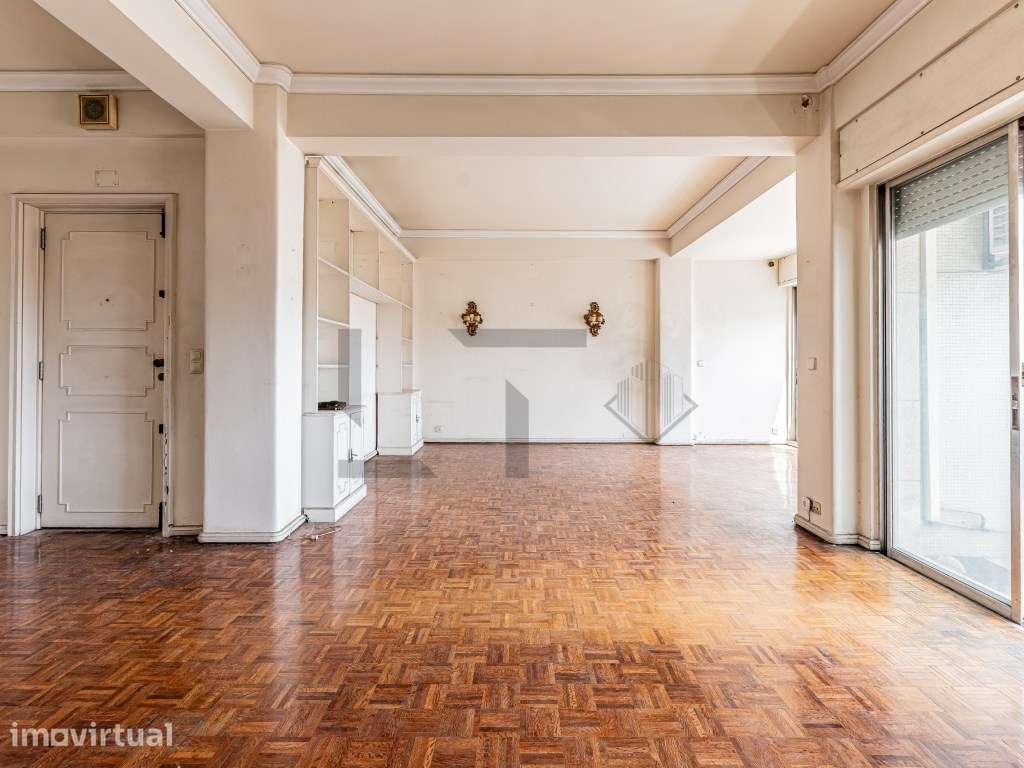 Apartamento T6 com Varandas e Arrecadação Para Remodelação, na Aven... - Grande imagem: 3/19