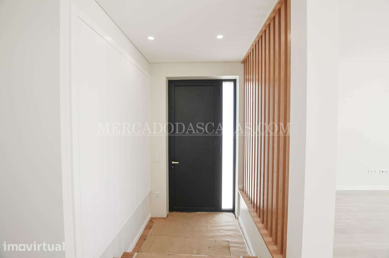 Moradia T4 com Design Moderno e Acabamentos de Excelência - Grande imagem: 2/23