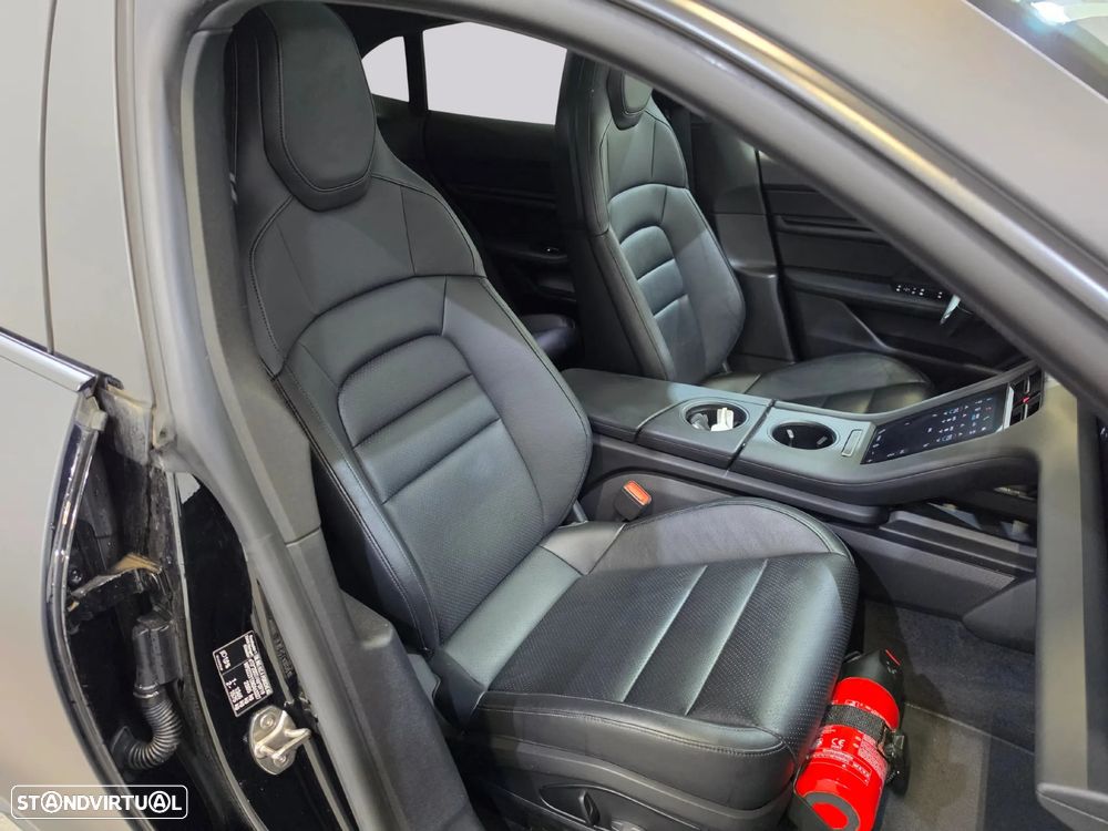Porsche Taycan Cross Turismo - 12