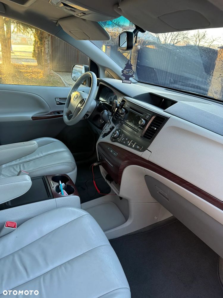 Toyota Sienna - 5
