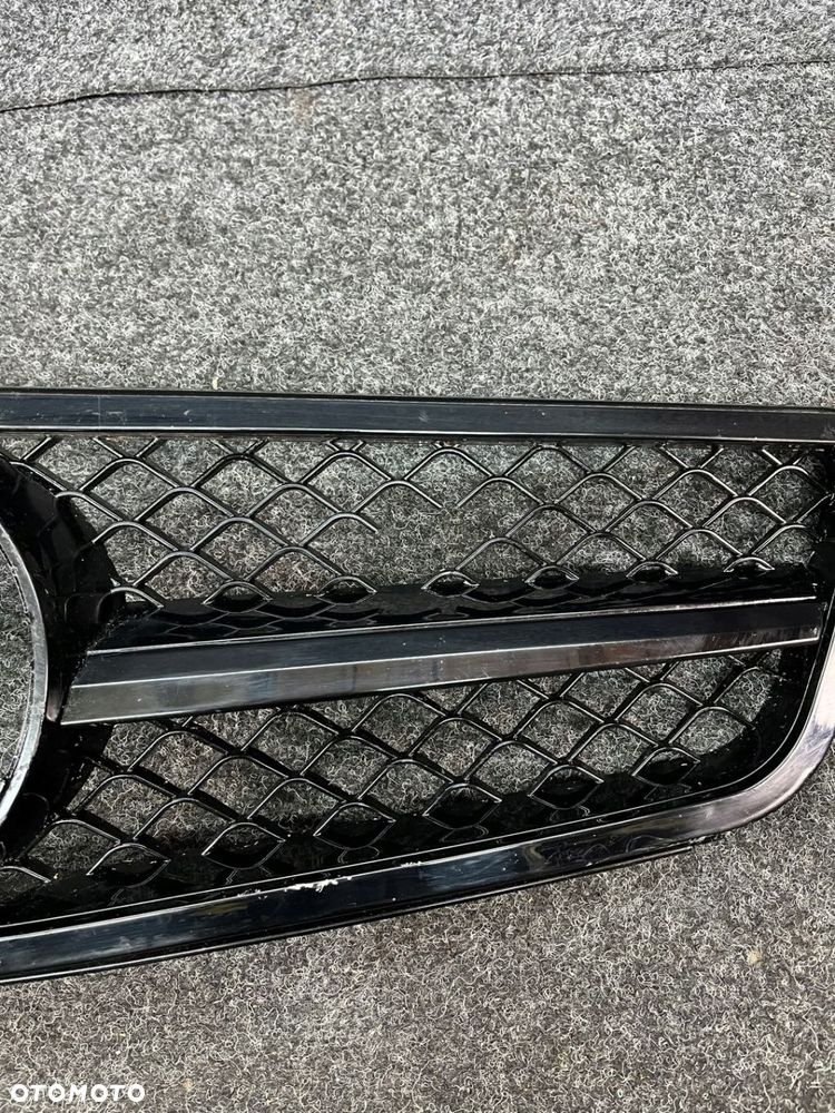 mercedes w204 atrapa chłodnicy grill zamiennik uszkodzony - 3