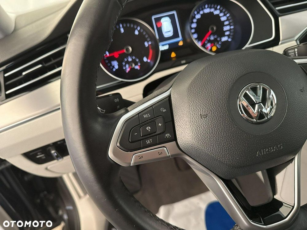 Volkswagen Passat - 25