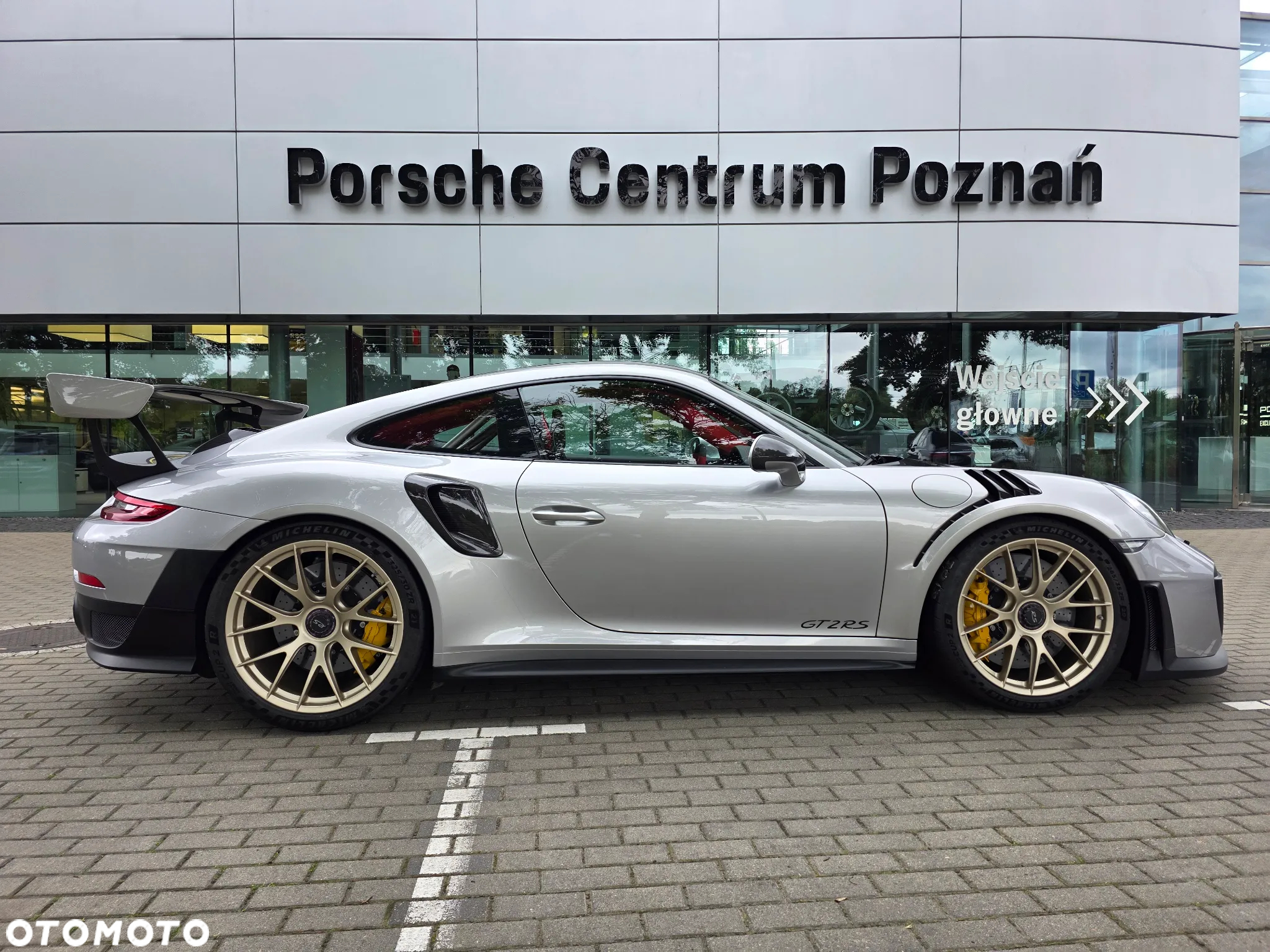 Porsche 911 GT2 RS - 12