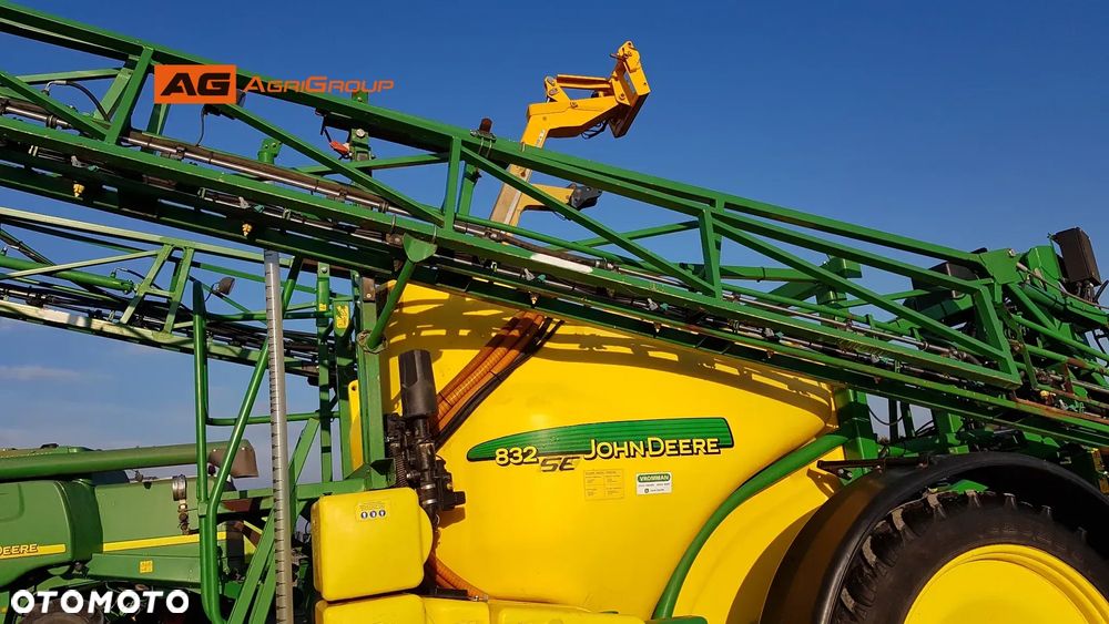 John Deere 832 - 11