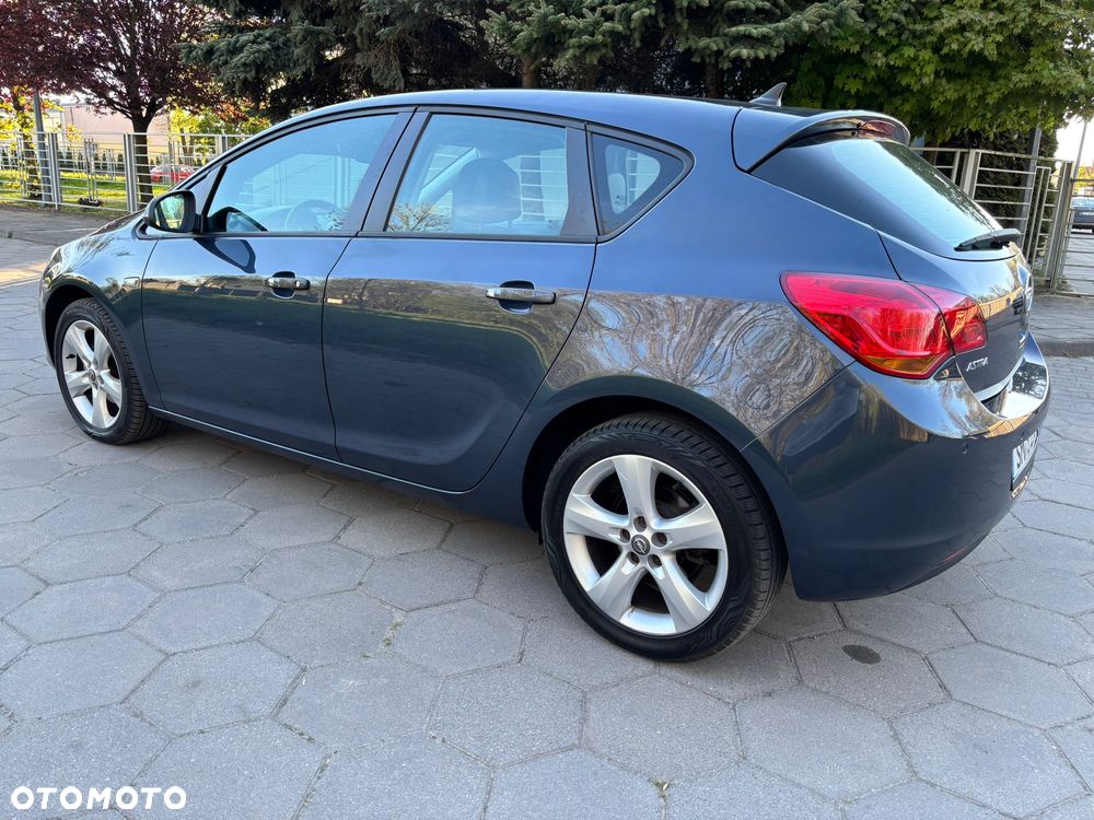 Opel Astra 1.6 Design Edition - 11